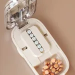 Pastillero Con Cortador 1/2 Y Organizador Portátil Beige - Imagen 2