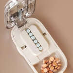 Pastillero Con Cortador 1/2 Y Organizador Portátil Beige - Imagen 2